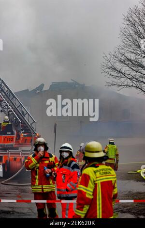 Flensburg, Deutschland. Februar 2021, 23rd. Feuerwehrleute löschen eine Bootshalle im Bezirk Mürwik, die am Morgen in Brand geraten war. Das teilweise eingestürzte Dach der Halle erschwerte die Löscharbeiten. Kredit: Frank Molter/dpa/Alamy Live Nachrichten Stockfoto