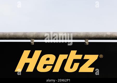 Aarhus, Dänemark - 15. Oktober 2015: Hertz-Logo am Flughafen Aarhus in Dänemark. Hertz ist eine amerikanische Autovermietung Stockfoto