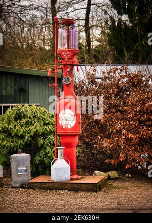 Tankstelle vintage in Bindeballe bei Vejle, Dänemark Stockfoto