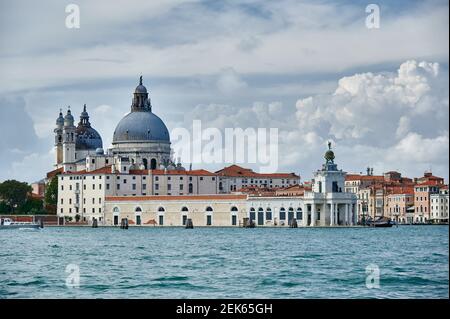 Blick von der Insel San Giorgio Maggiore auf die Basilica di Santa Maria della Salute und Punta della Dogana, Venedig, Venetien, Italien Stockfoto