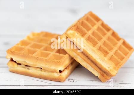 Belgische Waffeln Nahaufnahme isoliert auf weißem Hintergrund. Leckere, frische Backwaren Stockfoto