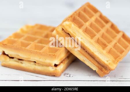 Belgische Waffeln Nahaufnahme isoliert auf weißem Hintergrund. Leckere, frische Backwaren Stockfoto