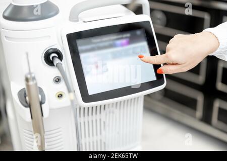 Kosmetologe in der Nähe Laser-Behandlung Gerät in der Beauty-Klinik Stockfoto