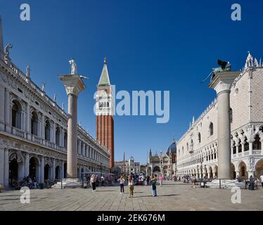 Colonna di San Marco mit Dogenpalast und Piazetta San Marco, Markusturm dahinter, Venedig, Venetien, Italien Stockfoto