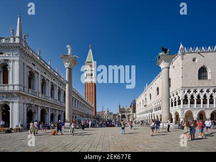 Colonna di San Marco mit Dogenpalast und Piazetta San Marco, Markusturm dahinter, Venedig, Venetien, Italien Stockfoto