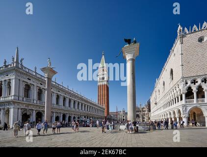 Colonna di San Marco mit Dogenpalast und Piazetta San Marco, Markusturm dahinter, Venedig, Venetien, Italien Stockfoto