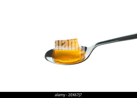Löffel mit orangefarbenem Gelee isoliert auf weißem Hintergrund Stockfoto