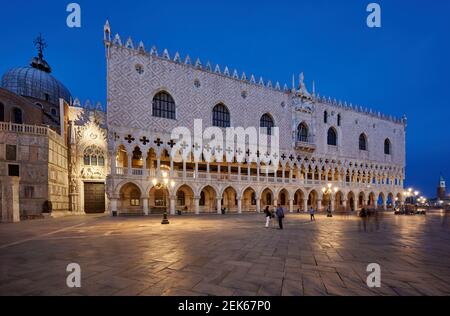 Dämmerungsaufnahme des beleuchteten Dogenpalastes (Palazzo Ducale) und Piazetta San Marco, Venedig, Venetien, Italien Stockfoto