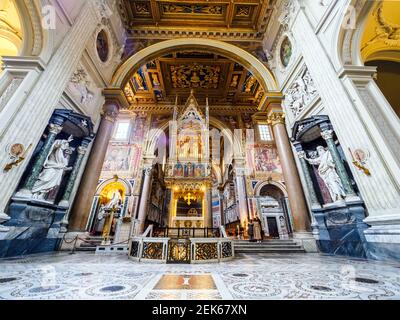 Tabernakel über dem Altar in der Lateranbasilika St. Johannes - Rom, Italien Stockfoto