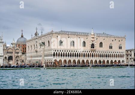 Dogenpalast vom Wasser aus gesehen, Venedig, Venetien, Italien Stockfoto