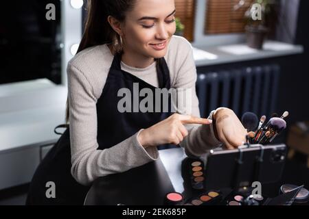 Vlogger und Blogger freiberufliche Arbeit, Make-up Konzept. Glücklich, junge, kaukasische Frau Aufnahme Live-Video für vlog und Social Media mit Smartphone Stockfoto