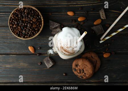 Konzept von köstlichen Speisen mit Schokolade Milchshake auf Holztisch Stockfoto