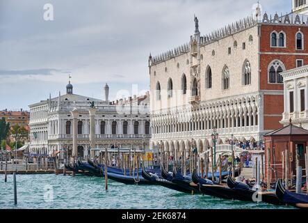 Dogenpalast und Biblioteca Nazionale Marciana vom Wasser aus gesehen, Gondeln davor, Venedig, Venetien, Italien Stockfoto