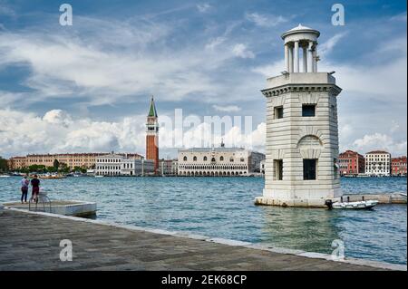 Faro San Giorgio Maggiore, Stadtbild mit Dogenpalast und Markusturm von San Giorgio Maggiore, Venedig, Venetien, Italien aus gesehen Stockfoto