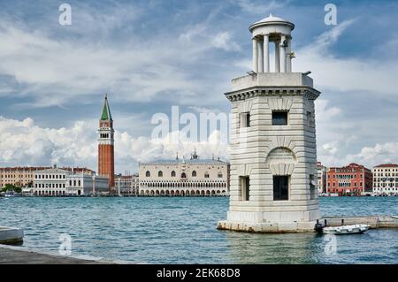 Faro San Giorgio Maggiore, Stadtbild mit Dogenpalast und Markusturm von San Giorgio Maggiore, Venedig, Venetien, Italien aus gesehen Stockfoto