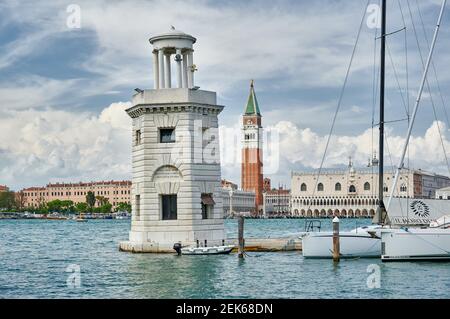 Faro San Giorgio Maggiore, Stadtbild mit Dogenpalast und Markusturm von San Giorgio Maggiore, Venedig, Venetien, Italien aus gesehen Stockfoto