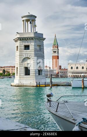 Faro San Giorgio Maggiore, Stadtbild mit Dogenpalast und Markusturm von San Giorgio Maggiore, Venedig, Venetien, Italien aus gesehen Stockfoto