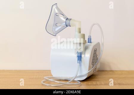 Medizinische Geräte für die Inhalation mit Atemschutzmaske, Vernebler. Copy-Space für Text Stockfoto