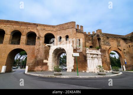 Innenansicht der Porta Pinciana, einem Tor der Aurelianischen Mauern in Rom. Der Name leitet sich von der Gens Pincia ab, die den gleichnamigen Hügel (Pincian Hill) - Rom, Italien besaß Stockfoto