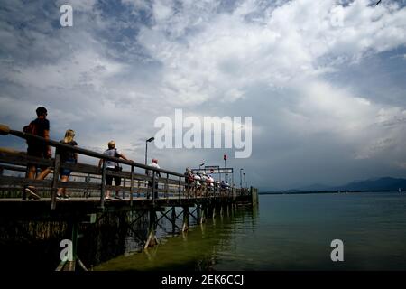 Lange hölzerne Landebahn auf einem See mit Menschen zu Fuß Bis zum Ende Stockfoto