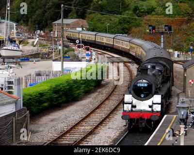 BR Standard Class 4 75014 'Braveheart' zieht am 23rd. September 2020 mit der Dartmouth Steam Railway, Devon, nach Kingswear. Stockfoto