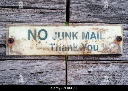 Nahaufnahme eines No Junk Mail Schildes auf altem Holz Mailboxen Stockfoto