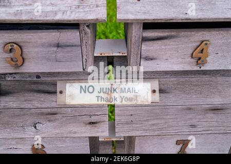 Kein Junk-Mail-Schild auf alten Holzpostfächern Stockfoto