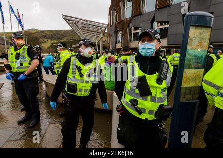 Ein Protesters Banner bei Anti Lockdown Gruppe Schottland gegen Lockdown 'Marsch für die Freiheit' vom schottischen Parlament zu Bute Haus in Edinburgh trotz harter covid-19 Einschränkungen. Sie sind gegen die Sperre und marschieren, um die Sanktionen aufzuheben. Kredit: Euan Cherry Stockfoto