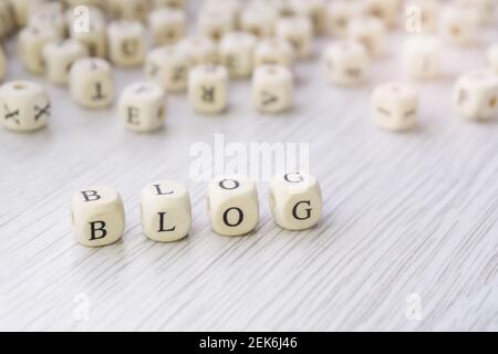 Word Blog mit Block Holzbuchstaben gemacht Stockfoto