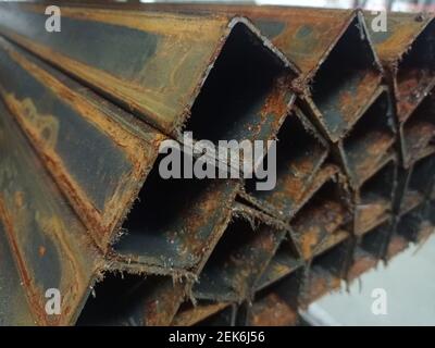 Metallprofil geometrische Form in großen Mengen. Stockfoto