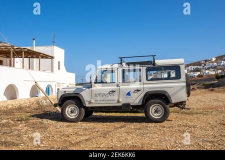 Folegandros, Griechenland - 25. September 2020: Land Rover Defender Td5 auf dem Parkplatz in Chora Stadt auf Folegandros Insel. Kykladen, Griechenland Stockfoto