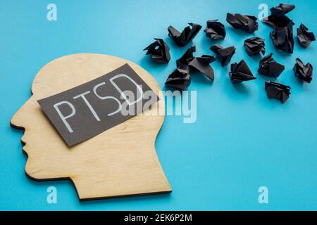 Kopfform und Wort PTSD Post traumatische Belastungsstörung mit schwarzen Papierkugeln. Stockfoto