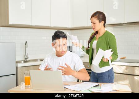 Verzweifeltes junges Paar mit vielen Schulden, die ihre Rechnungen überprüfen. Financial Familie Probleme Konzept. Stockfoto