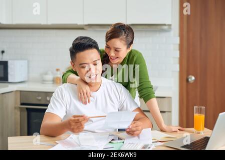 Paar arbeiten aus Finanzen zu Hause Stockfoto