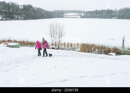 Der öffentliche Spaziergang um einen verschneiten Haining in Selkirk, da Teile von Schottland unter einer gelb-Met-Wetterwarnung für Schneefall in dieser Woche stehen. Kredit: Euan Cherry Stockfoto