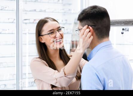 Portrait von schönen jungen Paar Wahl Brillen Stockfoto