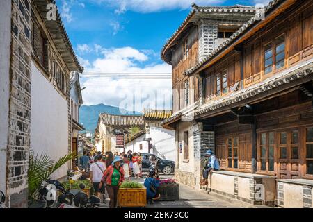 Dali China , 6 Oktober 2020 : Xizhou Altstadt malerische Straßenansicht mit alten Häusern und Menschen in Xizhou Dali Yunnan China Stockfoto