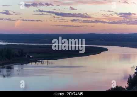 Guadiana Blick auf die Grenze zwischen Portugal und Spanien in Juromenha schöne Alentejo Landschaft bei Sonnenuntergang, in Portugal Stockfoto