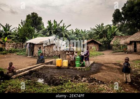 Ein Dorf im Wald von Nord-Kivu, etwa 50km nordöstlich von Goma, Nord-Kivu, DRC Stockfoto