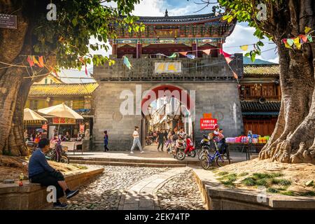 Dali China , 6 October 2020 : Zhoucheng alten Dorf Blick mit Bai Architektur und Menschen und alten Tor in Zhoucheng Dali Yunnan China Stockfoto