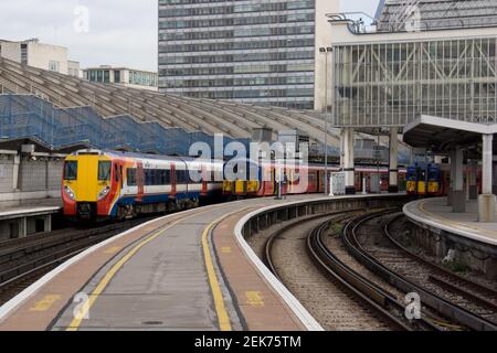 Züge am Bahnhof London Waterloo in London Stockfoto