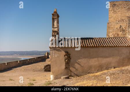 Juromenha schöne Ruinenburg Festung und guadiana Fluss in Alentejo, Portugal Stockfoto