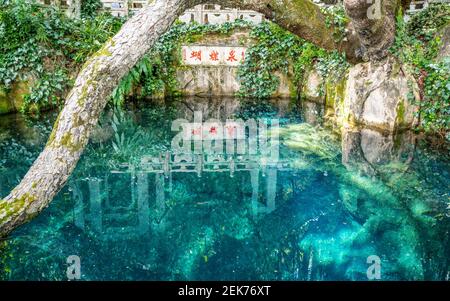 Die Schmetterlingsquelle mit kristallklarem bunten Wasserbecken in Dali Yunnan China (Übersetzung: Hudiequan oder Schmetterlingsquelle) Stockfoto