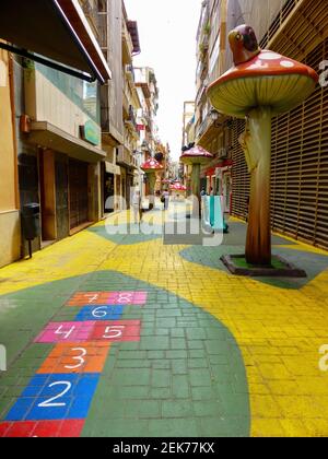 Alicante, Spanien - 18. Juli 2014: Fußgängerzone mit Pilzen und Kinderspielen geschmückt Stockfoto