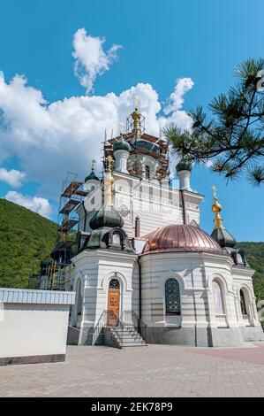 Kirche der Auferstehung Christi in Foros, Krim. Atemberaubende Aussicht auf den Tempel auf einer steilen Klippe über dem Meer. Stockfoto