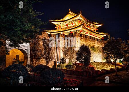 Befestigungsmauer und Südtor der Dali Altstadt beleuchtet Nachts in Dali Yunnan China Stockfoto