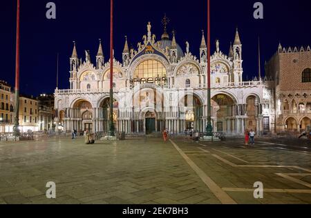 Nachtaufnahme des beleuchteten berühmten Markusdom oder Basilica di San Marco, Venedig, Venetien, Italien Stockfoto