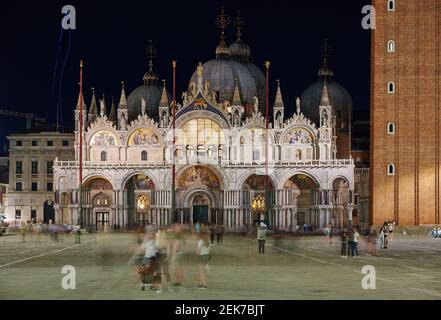 Nachtaufnahme des beleuchteten berühmten Markusdom oder Basilica di San Marco, Venedig, Venetien, Italien Stockfoto