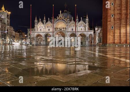 Nachtaufnahme des beleuchteten berühmten Markusdom oder Basilica di San Marco, Venedig, Venetien, Italien Stockfoto