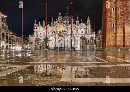 Nachtaufnahme des beleuchteten berühmten Markusdom oder Basilica di San Marco, Venedig, Venetien, Italien Stockfoto